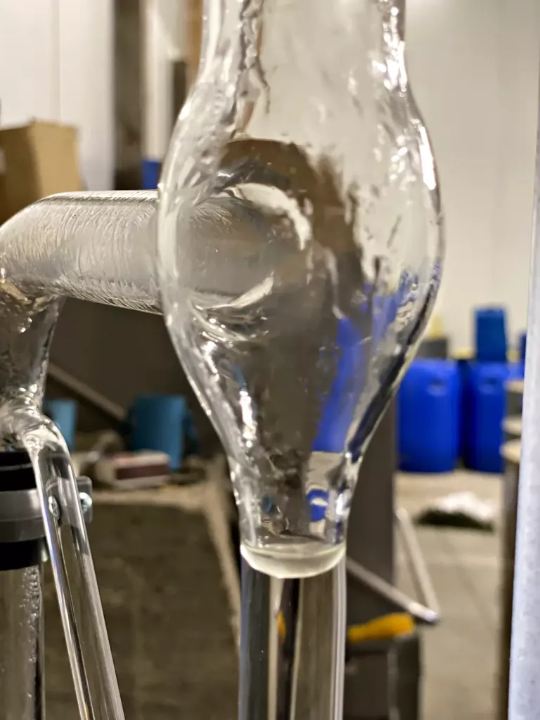 Essencier de l’alambic où l’huile essentielle se sépare de l’eau