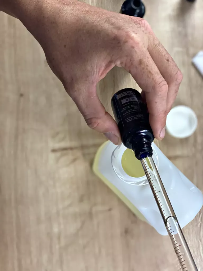 Mise en flacon des huiles essentielles à la main, à la pipette