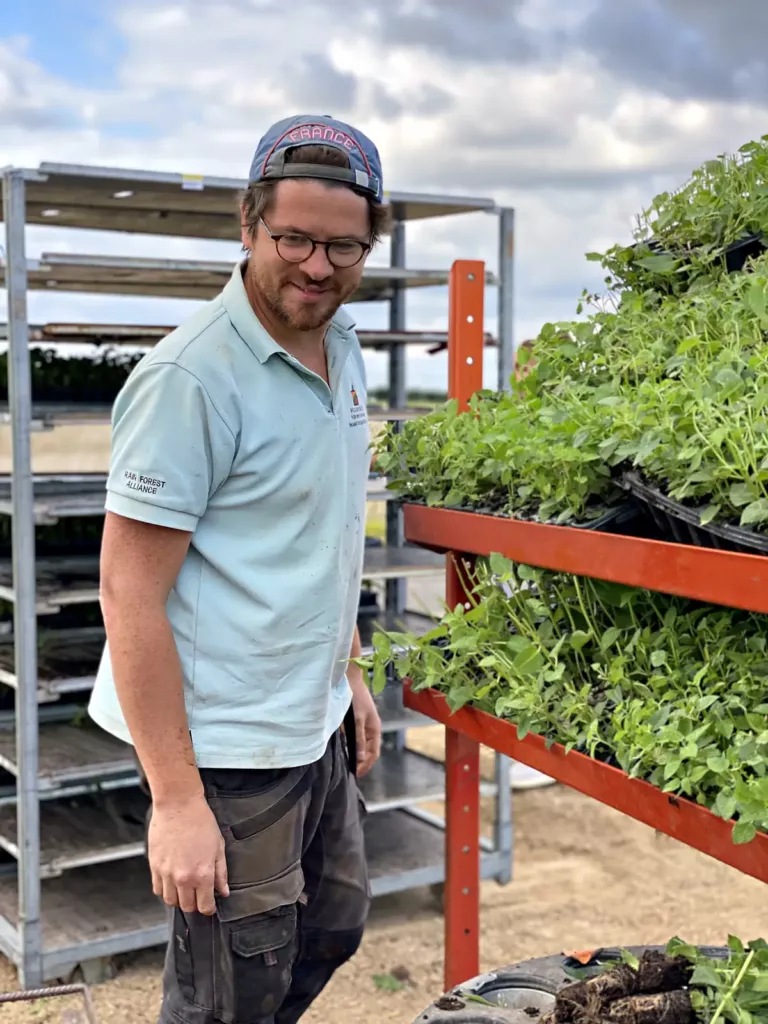 Valentin Raoul devant les chariots de jeunes plants, le jour de la plantation